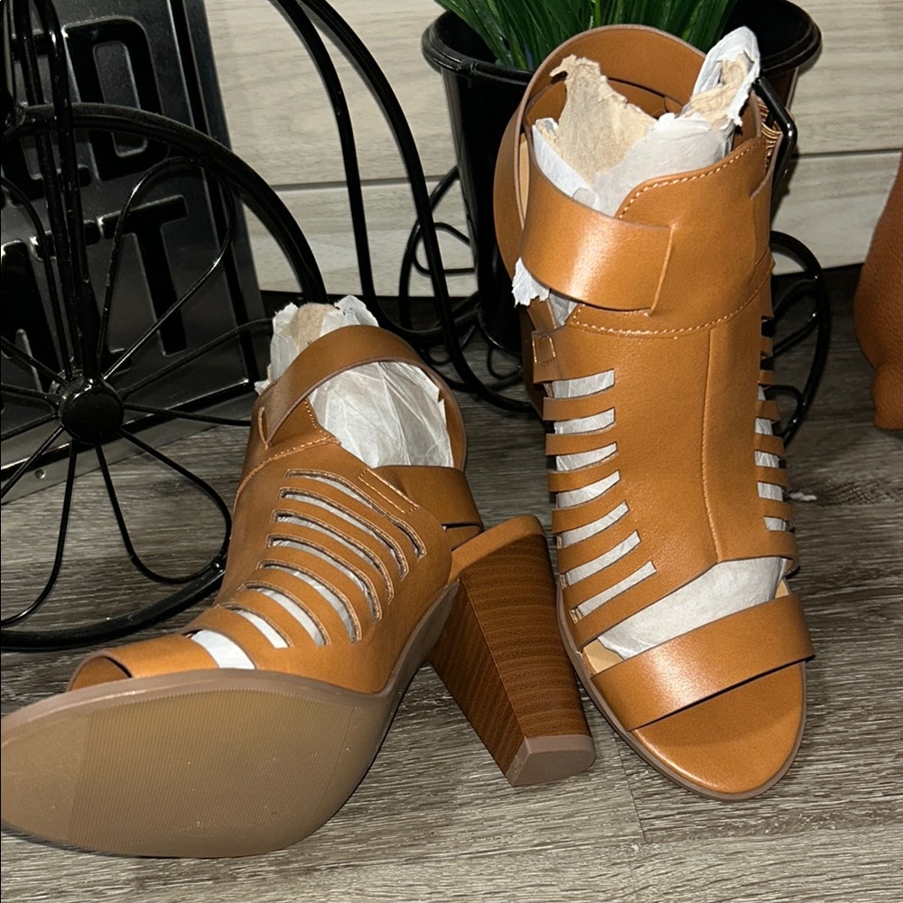 Delicious Tan Heels with Open-Toe Design - Picture 7 of 9